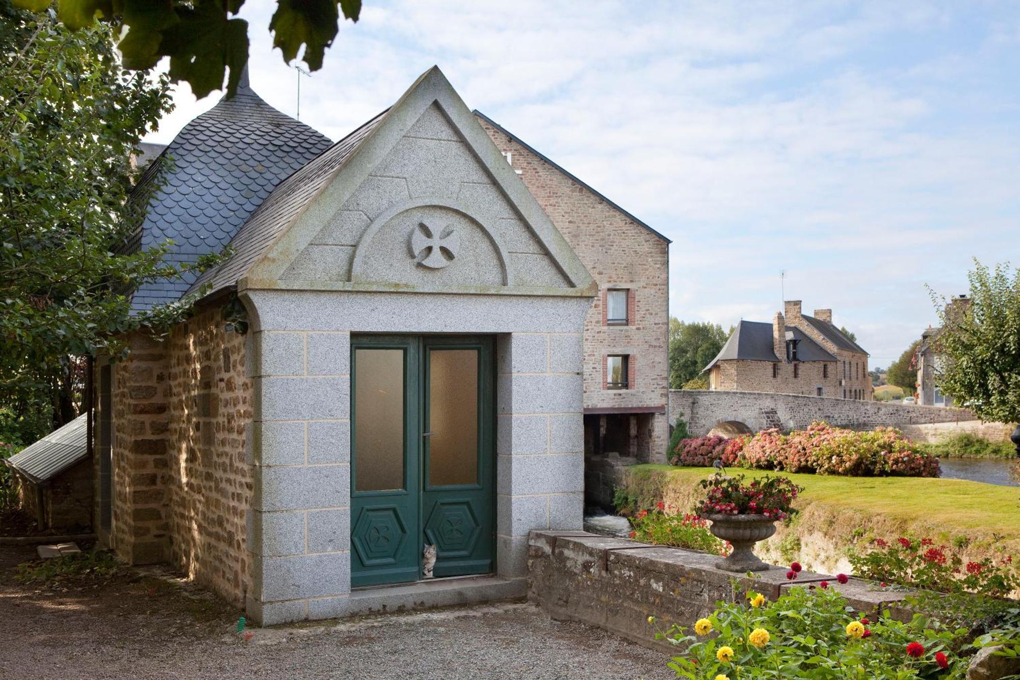 Logis Hotel Restaurant Auberge De La Selune Ducey-Les Cheris Exteriör bild